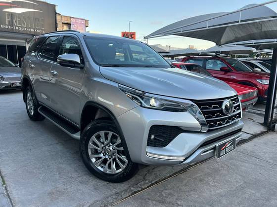 TOYOTA HILUX 2.8 D-4D TURBO DIESEL CD SRX 4X4 AUTOMÁTICO TOYOTA HILUX 2.8 D-4D TURBO DIESEL CD SRX 4X4 AUTOMÁTICO